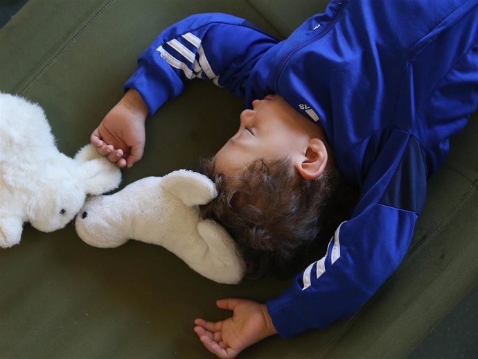 Archivo - En vacaciones es complicado mantener una rutina correcta del sueño en los más pequeños de la casa