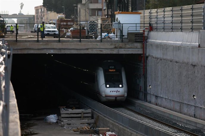 Archivo - Un tren circula por el túnel construido de acceso a la estación Murcia del Carmen, que forma parte del primer tramo del soterramiento de las vías del tren a su paso por la ciudad, en Murcia