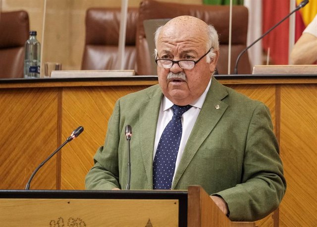 Archivo - Imagen de archivo dl consejero de Salud y Familias, Jesús Aguirre, en el Pleno del Parlamento andaluz