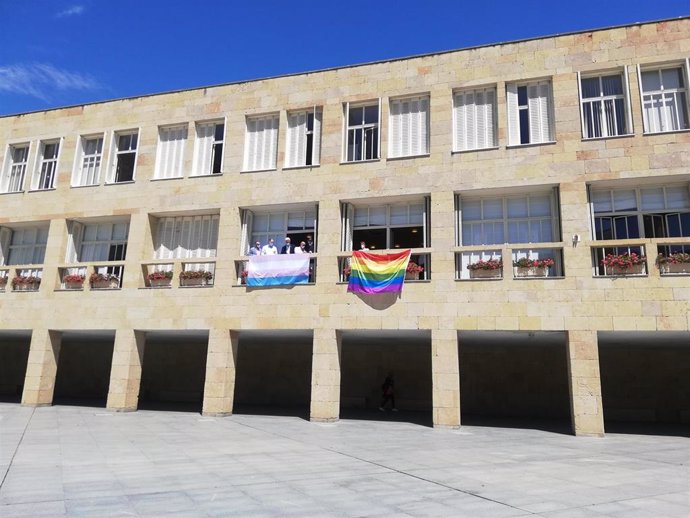 La fachada del Ayuntamiento de Logroño luce desde hoy las banderas LGTBi+ y Trans.