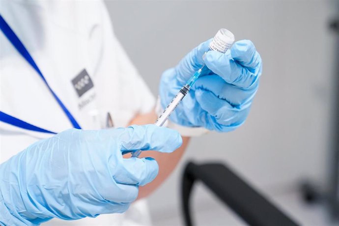Un enfermero prepara una vacuna contra la Covid-19.