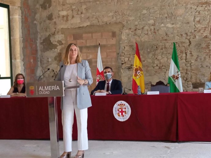 La consejera de Fomento de la Junta de Andalucía, Marifrán Carazo, en la antigua casa consistorial del Ayuntamiento de Almería