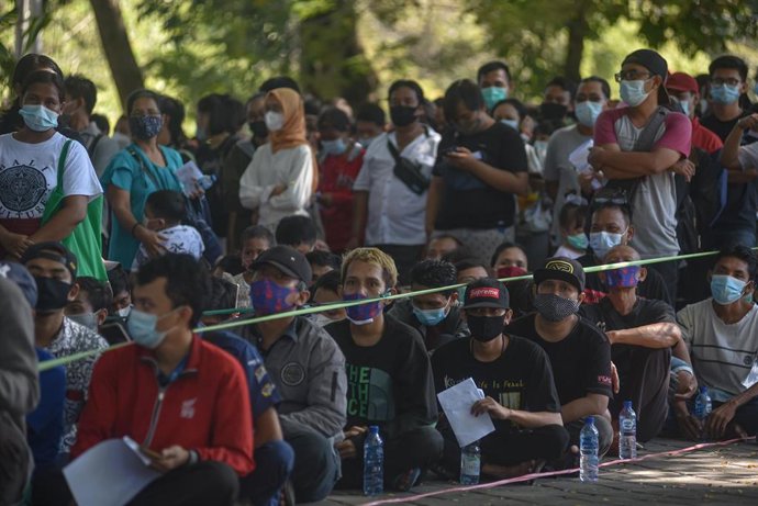 Vacunación contra la COVID-19 en la ciudad de Denpasar, Indonesia.