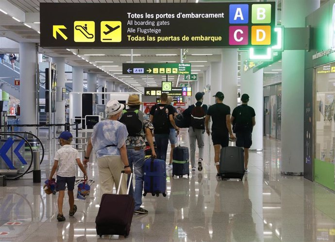 Archivo - Turistas en el aeropuerto de Palma.