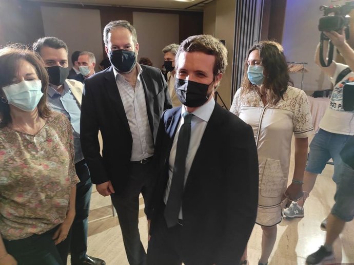 Pablo Casado (centro), a su llegada a Córdoba.