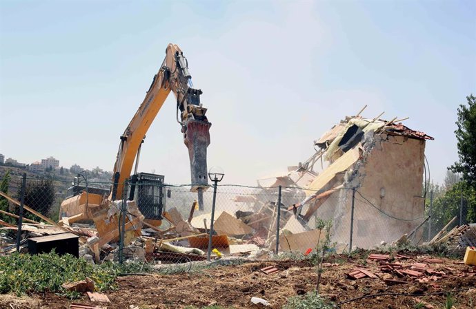 Archivo - 26 August 2019, Palestinian Territories, Beit Jala: An Israeli bulldozer demolishes a Palestinian building which Israeli authorities said it was built without a permit. Photo: Abedalrahman Hassan/APA Images via ZUMA Wire/dpa