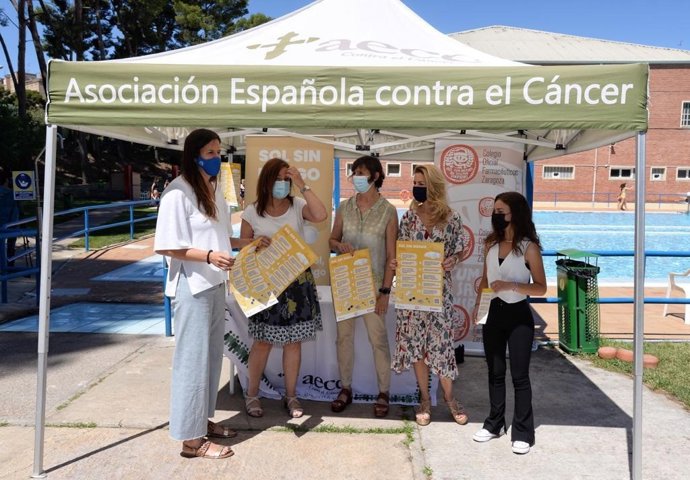 Las piscinas municipal se implican en la prevención del cáncer de piel con la campaña 'Sol sin riesgo'.