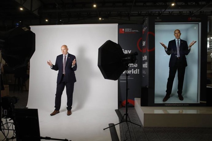 El ceo de Mobile World Capital Barcelona, Carlos Grau, con su propio holograma