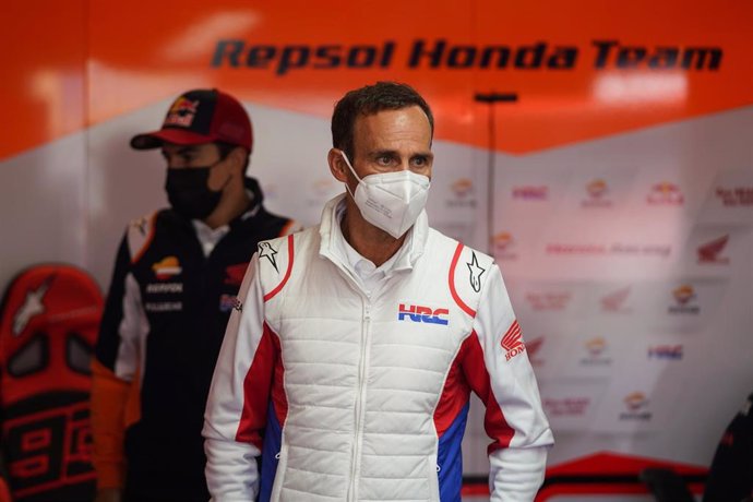 El 'team manager' del Repsol Honda Team, Alberto Puig, delante del piloto Marc Márquez en el Gran Premio de los Países Bajos, disputado en el circuito de Assen