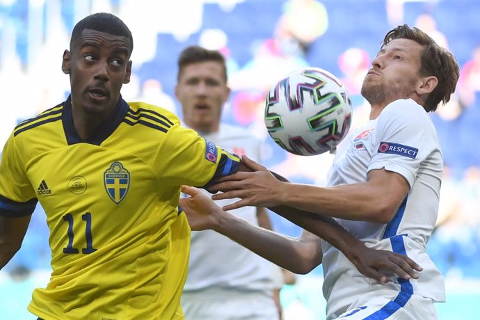 18 June 2021, Russia, Saint Petersburg: Slovakia's Patrik Hrosovsky and Sweden's Alexander Isak battle for the ball during the UEFAEuro 2020 Group E soccer match between Sweden and Slovakia at the Krestovsky Stadium. Photo: Martin Baumann/TASR/dpa