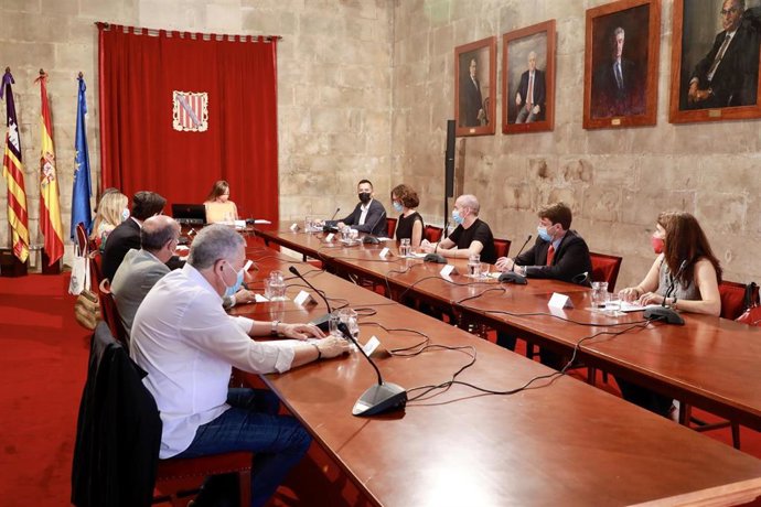 La presidenta del Govern, Francina Armengol, y la consellera de Salud y Consumo, Patricia Gómez, en una reunión con la Comisión de Garantía y Evaluación del Derecho a la Prestación de Ayuda para Morir de Baleares.