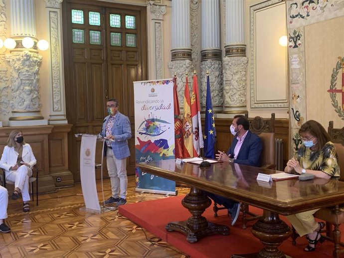 El inmunólogo Alfredo Corell lee el manifiesto del Día del Orgullo en el Ayuntamiento de Valladolid.