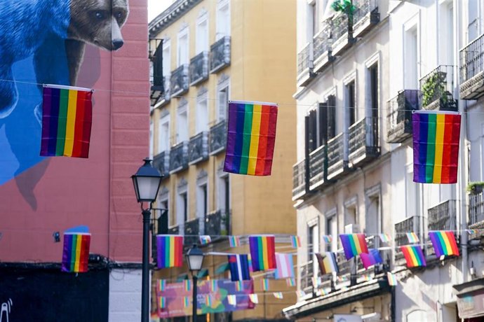 Las calles del madrileño barrio de Chueca, uno de los más abiertos de la capital y de ambiente LGTBI, luce cientos de banderas arco iris para celebrar el Chuecas Pride, a 25 de junio de 2021, en Madrid (España). El Chuecas Pride, marca el pistoletazo de