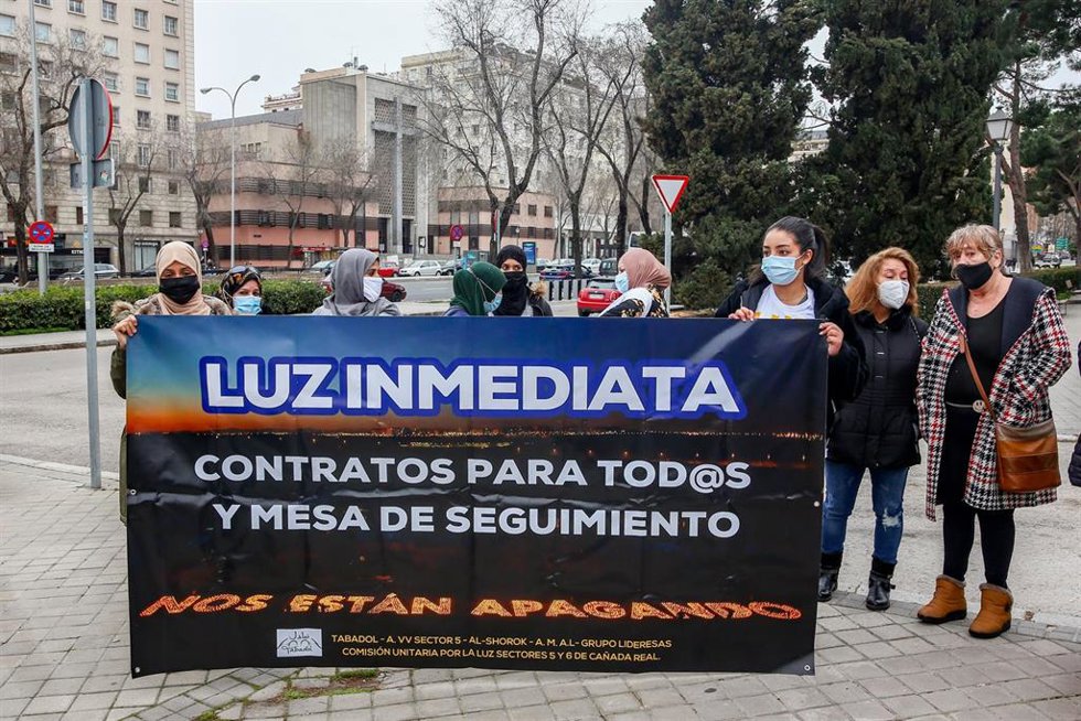 Archivo - Varias personas con una pancarta en la que se lee: `Luz inmediata, en referencia a los problemas de electricidad en la Cañada Real, durante una manifestación por el derecho a la Vivienda, en la Plaza de San Juan de La Cruz, en Madrid