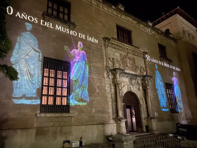 Proyección en la fachada del Museo de Jaén.