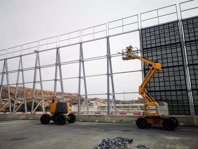 Instalación de las pantallas atrapa polvo en el puerto de Almería