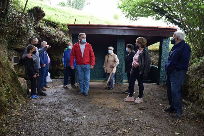 El Ayuntamiento de Siero repara la fuente-lavadero 'Fornos vieyos' en Limanes
