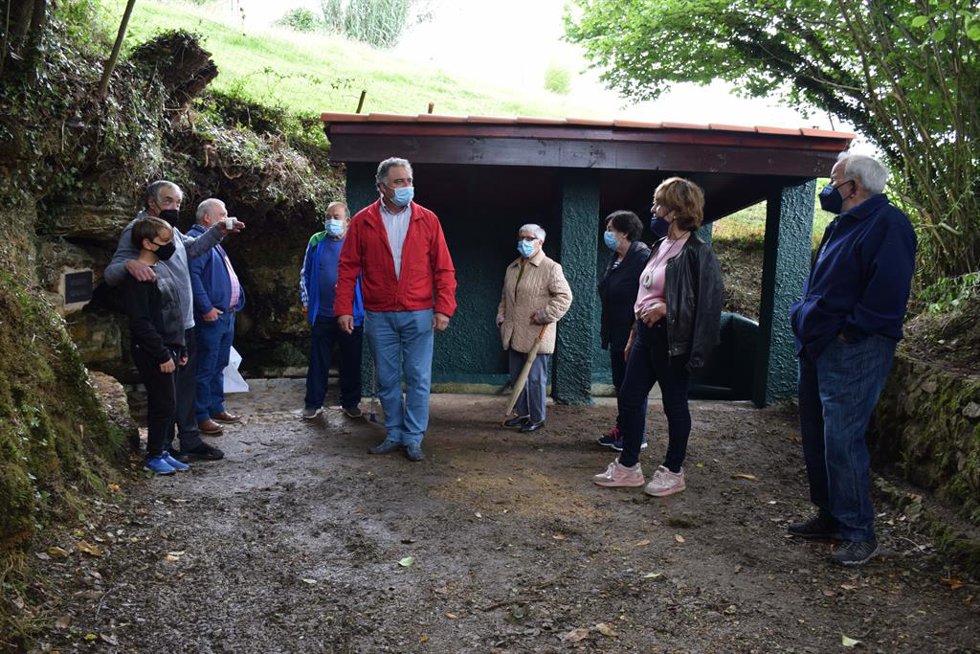 El Ayuntamiento de Siero repara la fuente-lavadero 'Fornos vieyos' en Limanes