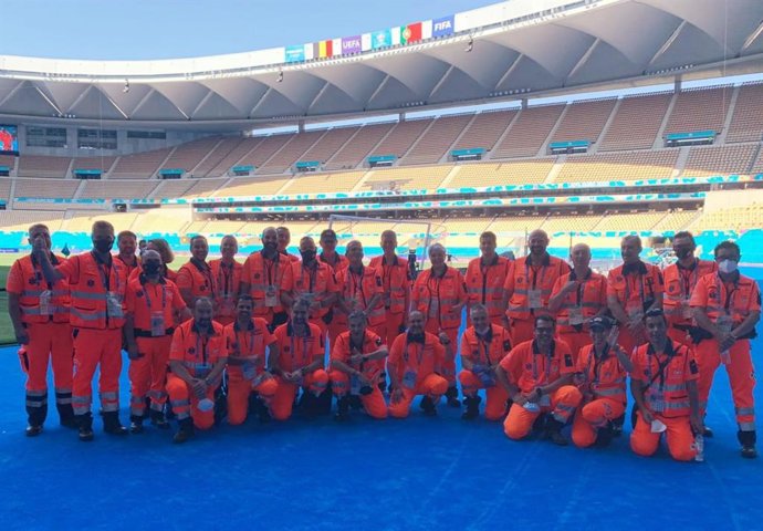 Profesionales de la Empresa Pública de Emergencias Sanitarias (EPES), en el Estadio de la Cartuja.
