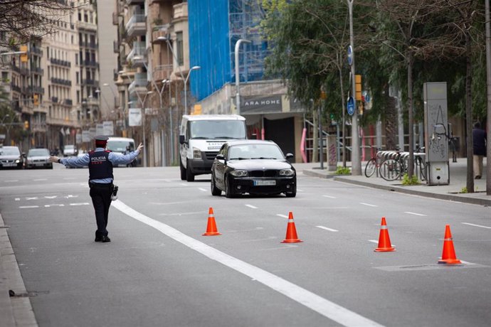 Archivo - Un Mosso d'Esquadra en un control de tráfico en la calle Balmes con la Avenida Diagonal de Barcelona, en Barcelona/Catalunya (España) a 31 de marzo de 2020.