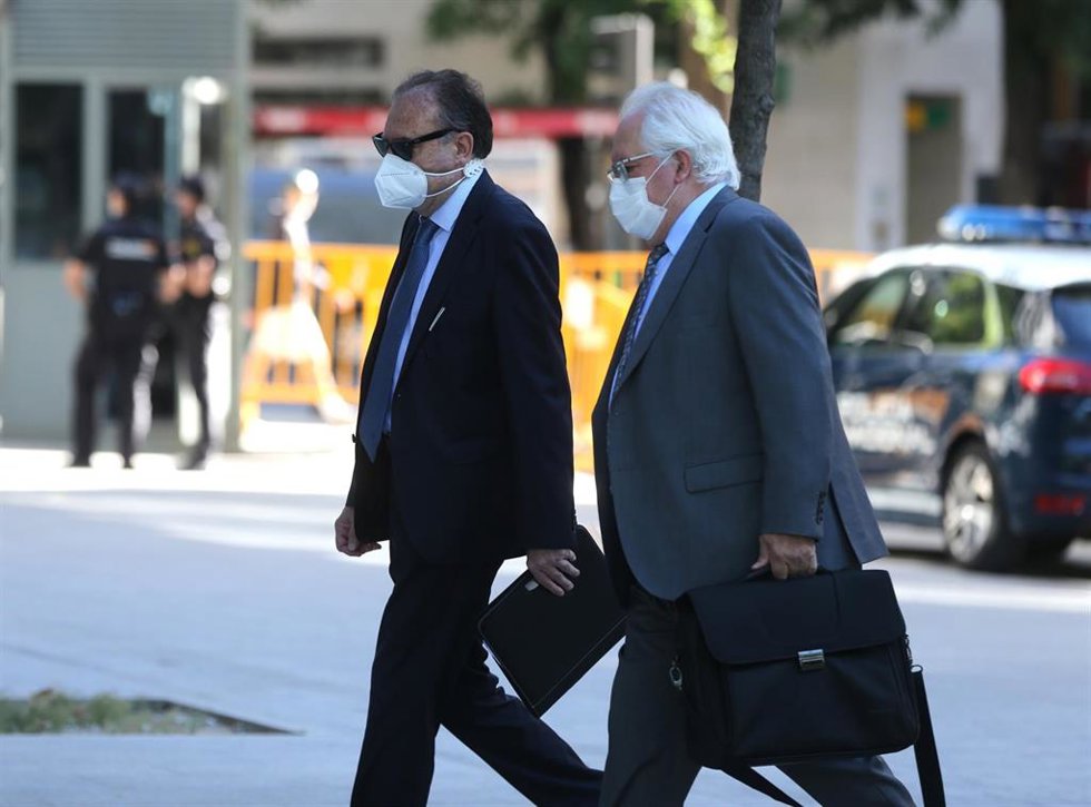 El ex jefe de la UDEF José Luis Olivera se dirige a la Audiencia Nacional acompañado de su abogado para declarar como imputado por la 'Operación Kitchen'