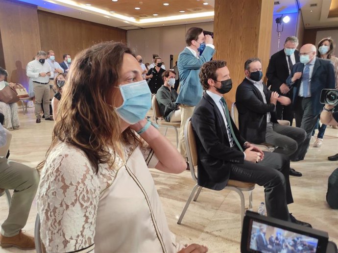 La secretaria general del PP-A, Loles López, con  el presidente del PP, Pablo Casado, en unas jornadas en Córdoba sobre independencia judicial. En Córdoba, a 28 de junio de 2021.