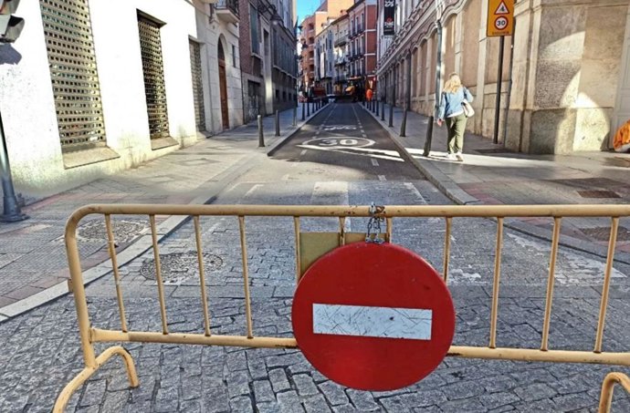 La calle Leopoldo Cano, de Valladolid, cerrada al tráfico este lunes.