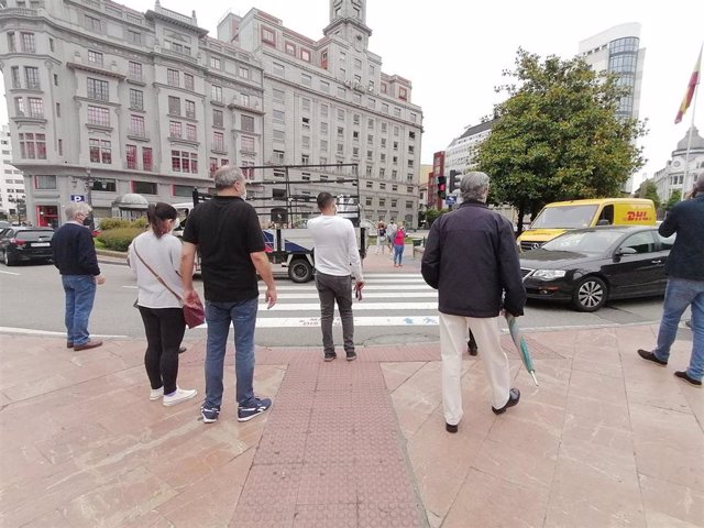 Gente por la calle en Oviedo.