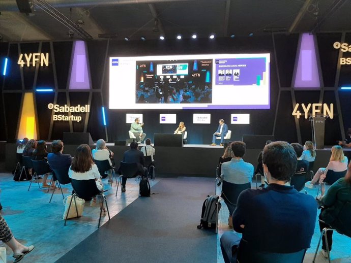 El ceo de Wallbox, Enric Asunción, y la ceo de Ona Therapeutic, Valerie Vanhooren en la sesión presencial y telemática Barcelona local heroes en el 4YFN del Mobile World Congress