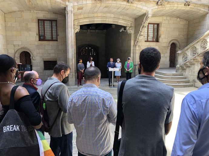 El presidente de la Generalitat, Pere Aragonés, se dirige a diversos representantes del colectivo LGTBI+ en la celebración del Día Internacional del Orgullo, este lunes 28 de junio de 2021.