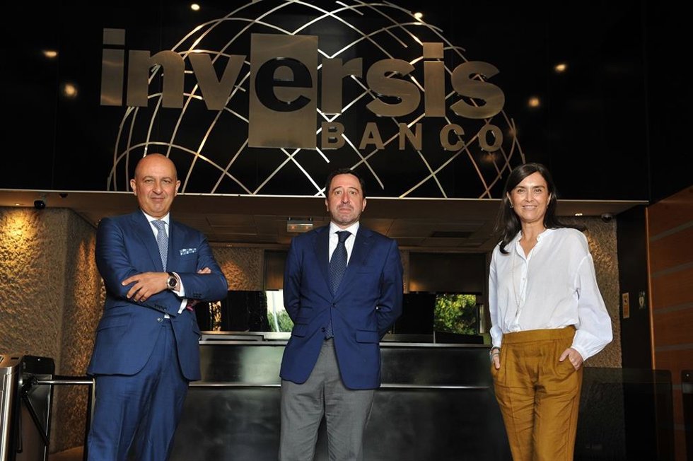 Salvador Martín, director de desarrollo internacional y corporativo de Inversis; Alberto del Cid, consejero delegado, y Ana Lledó, directora de negocio y relaciones institucionales.