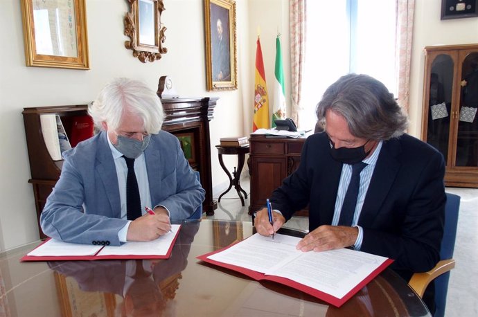 Firma convenio entre el decano del Colegio de Abogados de Málaga, Salvador González, y el director de Estudios Universitarios de EADE, Gabriel Arrabal.
