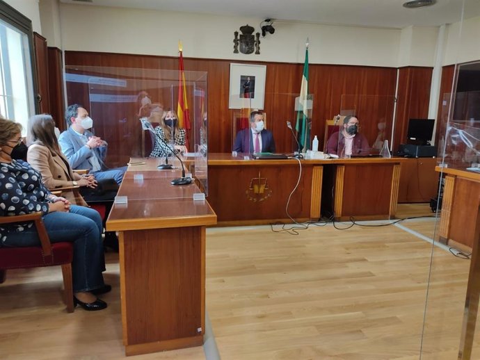 El delegado territorial de Regeneración, Justicia y Administración Local en Huelva, Alfredo Martín, en su visita a los Juzgados de Ayamonte.