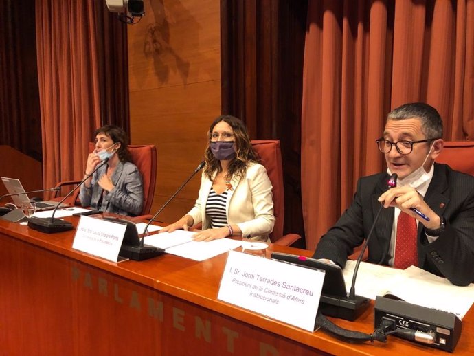 En el centro, la consellera de la Presidencia de la Generalitat, Laura Vilagr, el lunes 28 de junio de 2021 en la Comissió d'Afers Institucionals (CAI) del Parlament