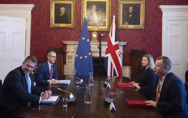 09 June 2021, United Kingdom, London: UK Brexit Minister Lord Frost (R) and Paymaster General Penny Mordaunt (2nd R) meet with European Commission Vice-President Maros Sefcovic (L) and Service's Principal Adviser on EU-UK Agreements (UKS) Richard Szosta