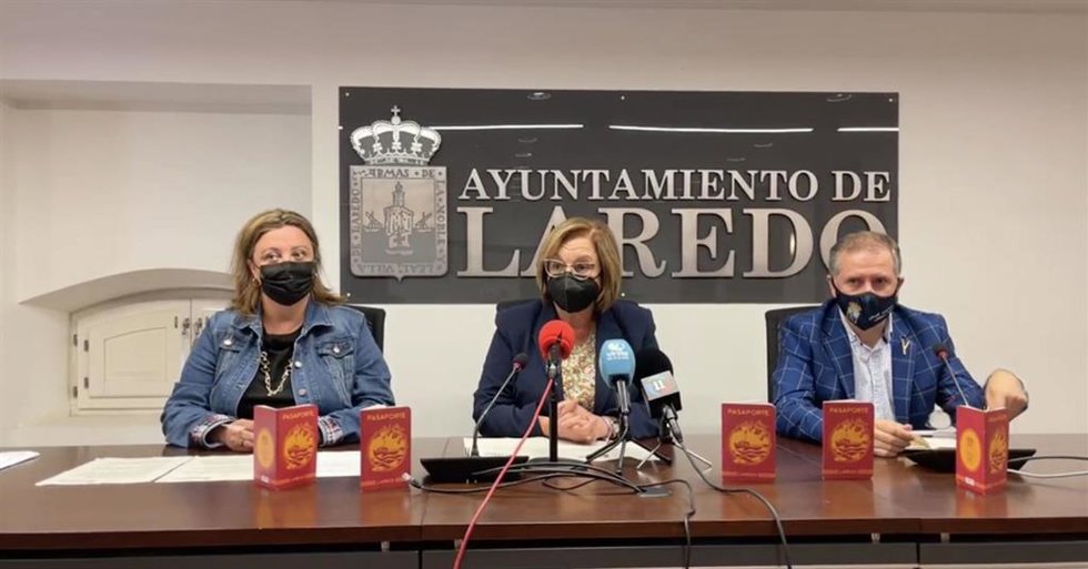 Presentación del pasaporte de Laredo