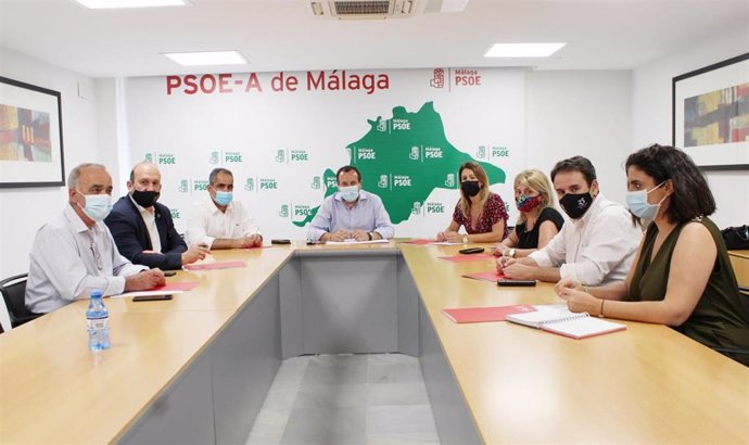 El secretario general del PSOE de Málaga, José Luis Ruiz Espejo, junto con la vicesecretaria general y secretaria de Política Municipal, Toñi García, y a los alcaldes y alcaldesas socialistas en la provincia