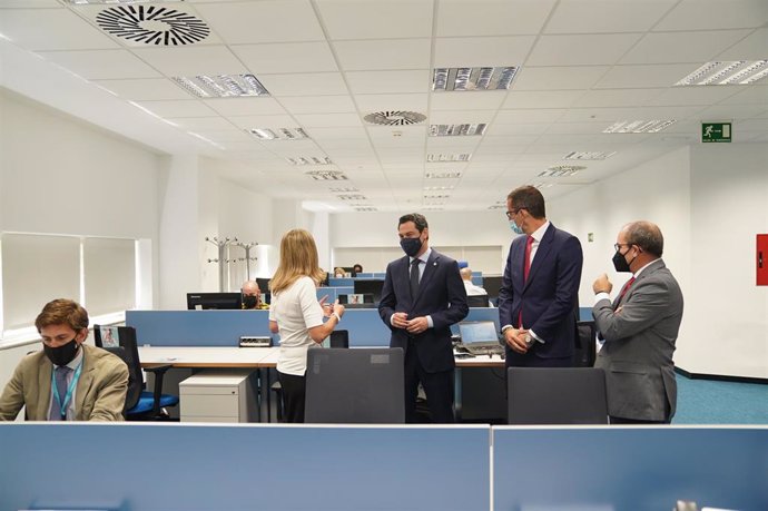 El presidente de la Junta de Andalucía, Juanma Moreno, en Sevilla en la inauguración del centro de innovación de la empresa Viewnext, filial de la multinacional IBM.