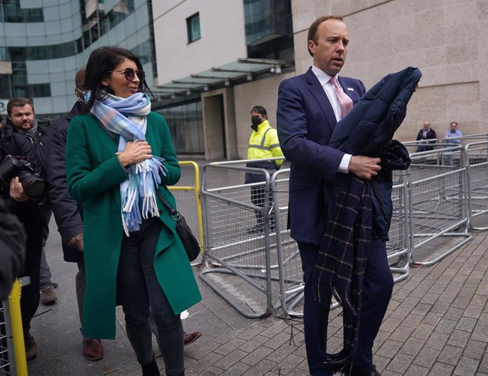 Archivo - FILED - 16 May 2021, United Kingdom, London: UK Health Secretary Matt Hancock (R) and his adviser Gina Coladangelo walk outside BBC Broadcasting House in London after his appearance on the BBC1 current affairs programme, The Andrew Marr Show. 