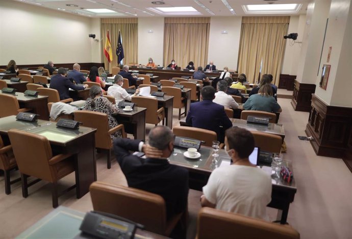 Asistentes participan en una Comisión de Cooperación Internacional para el Desarrollo en el Congreso, a 16 de junio de 2021, en la Sala Cánovas del Congreso de los Diputados, Madrid, (España).