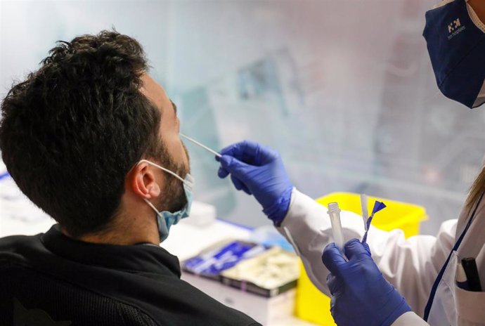 Un sanitario realiza un test de antígenos a un hombre en el intercambiador de Plaza de Castilla, a 24 de junio de 2021, en Madrid, (España). Más de 2.500 personas se han apuntado ya para hacerse un test de antígenos gratis a partir de este jueves en el 