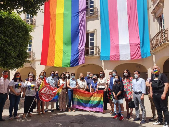Acto por el Día del Orgullo Lgtbi+ frente al Ayuntamiento de Almería