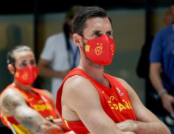 Rudy Fernández y Ricky Rubio al fondo