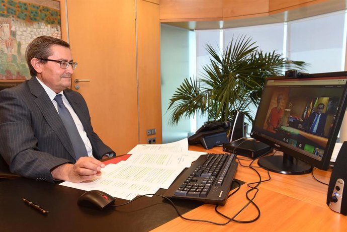 El presidente de la Diputación de Granada, José Entrena, ha recibido este lunes, en nombre del Geoparque de Granada, un reconocimiento de la Fundación Andalucía Emprende en el marco de la octava edición de los premios 'Emprendemos'.