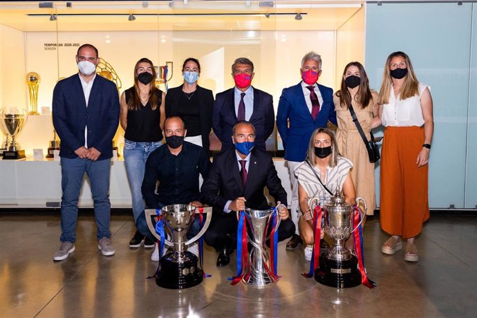 Entrega de los trofeos del triplete logrado por el Bara Femení (Liga, Copa y Liga de Campeones) al Museu del FC Barcelona, con el presidente, Joan Laporta, las capitanas Vicky Losada, Alexia Putellas, Patri Guijarro, Sandra Paños y Marta Torrejón