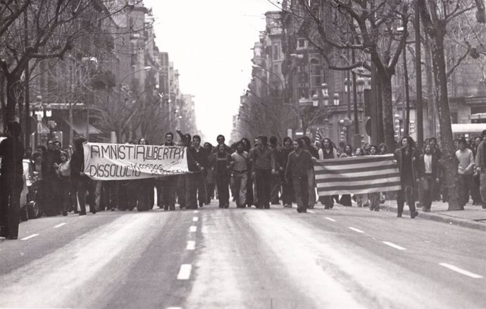 Manifestación en Barcelona en 1976. CRAI Biblioteca del Pavelló de la República (Universitat de Barcelona). Fondo personal de Xavier Vinader