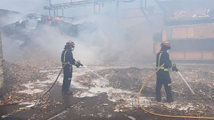 Bomberos trabajan en la extinción de un incendio en Alcalá de Henares