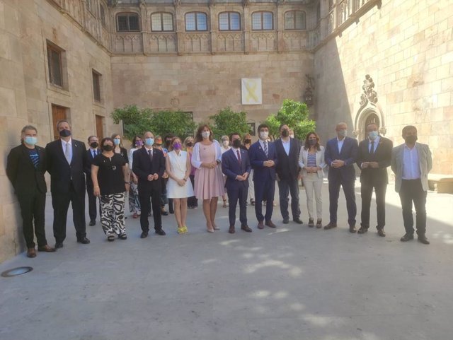 Els indultats de l'1-O al costat de la presidenta del Parlament, Laura Borràs, el president de la Generalitat, Pere Aragonès, i la resta del Govern després de rebre'ls al Palau de la Generalitat.