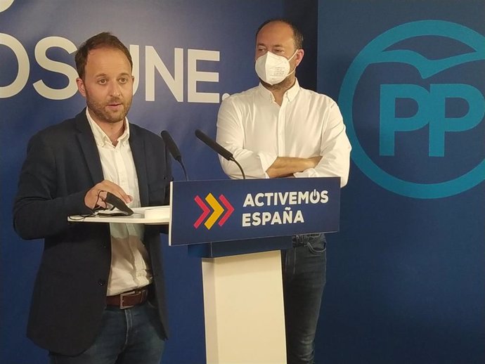 Erik Domínguez, junto a Ramón Herrera, en rueda de prensa en Almería