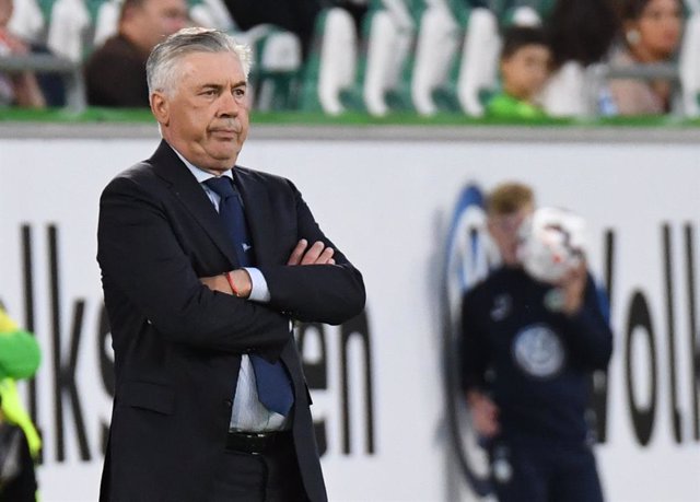 Archivo - FILED - 11 August 2018, Lower Saxony, Wolfsburg: Then Napoli's manager Carlo Ancelotti watches his players in action during the club friendly soccer match between VfL Wolfsburg and SSC Napoli at the Volkswagen Arena. Ancelotti has returned for